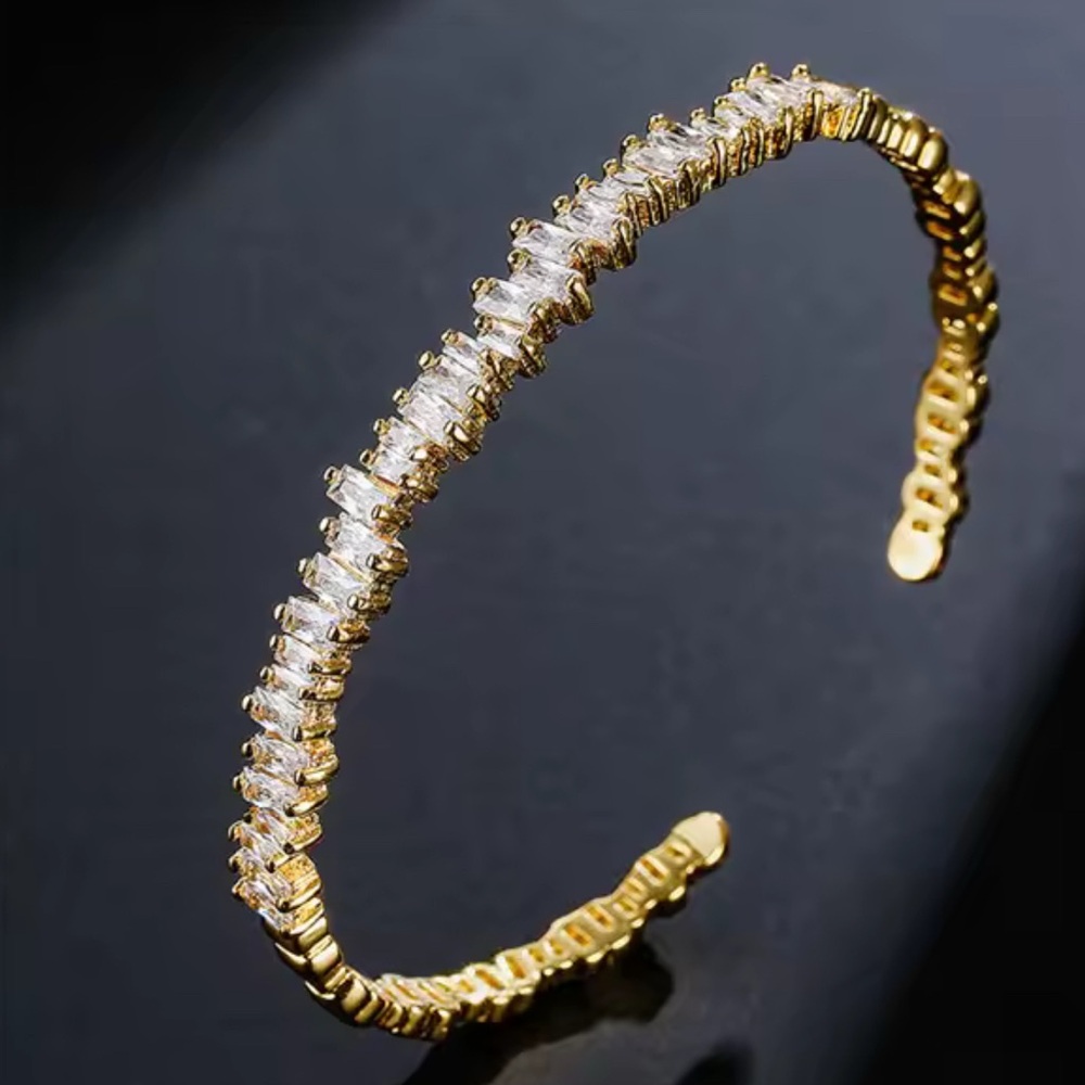 Elegant Gold Bracelet with Clear Stones